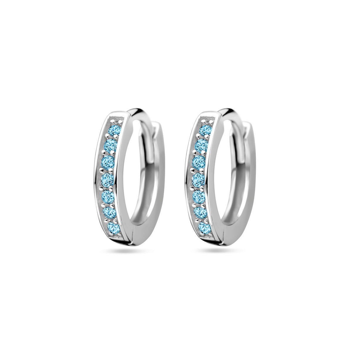Vooraanzicht van de zilveren klapoorringen met blauwe zirkonia.
