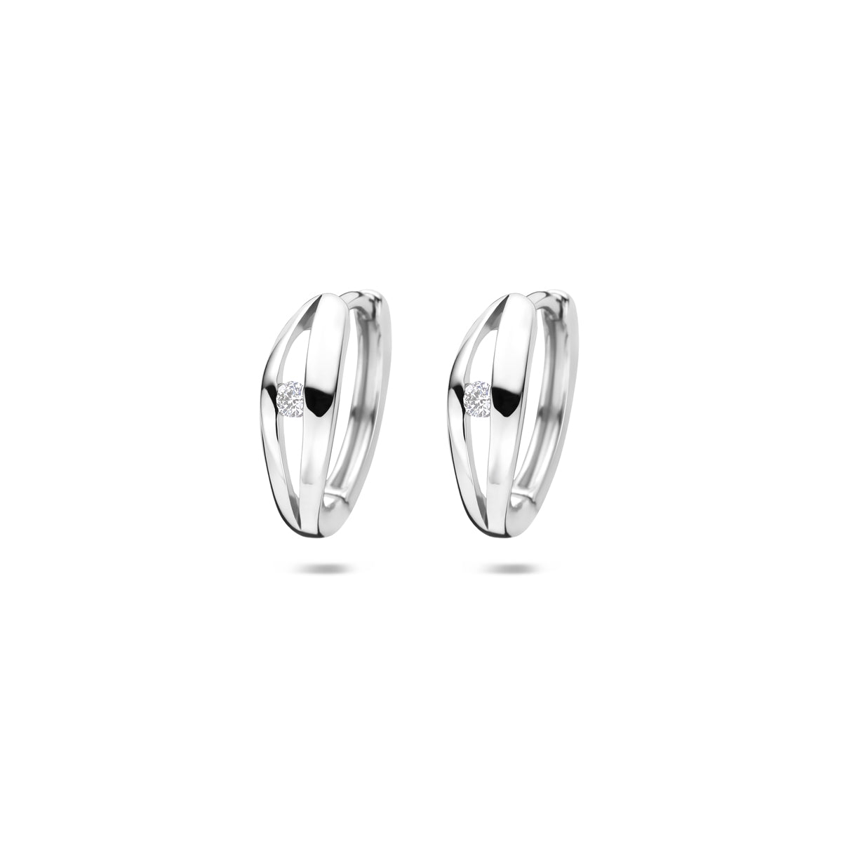 Vooraanzicht van de zilveren klapoorringen met lab grown diamant.