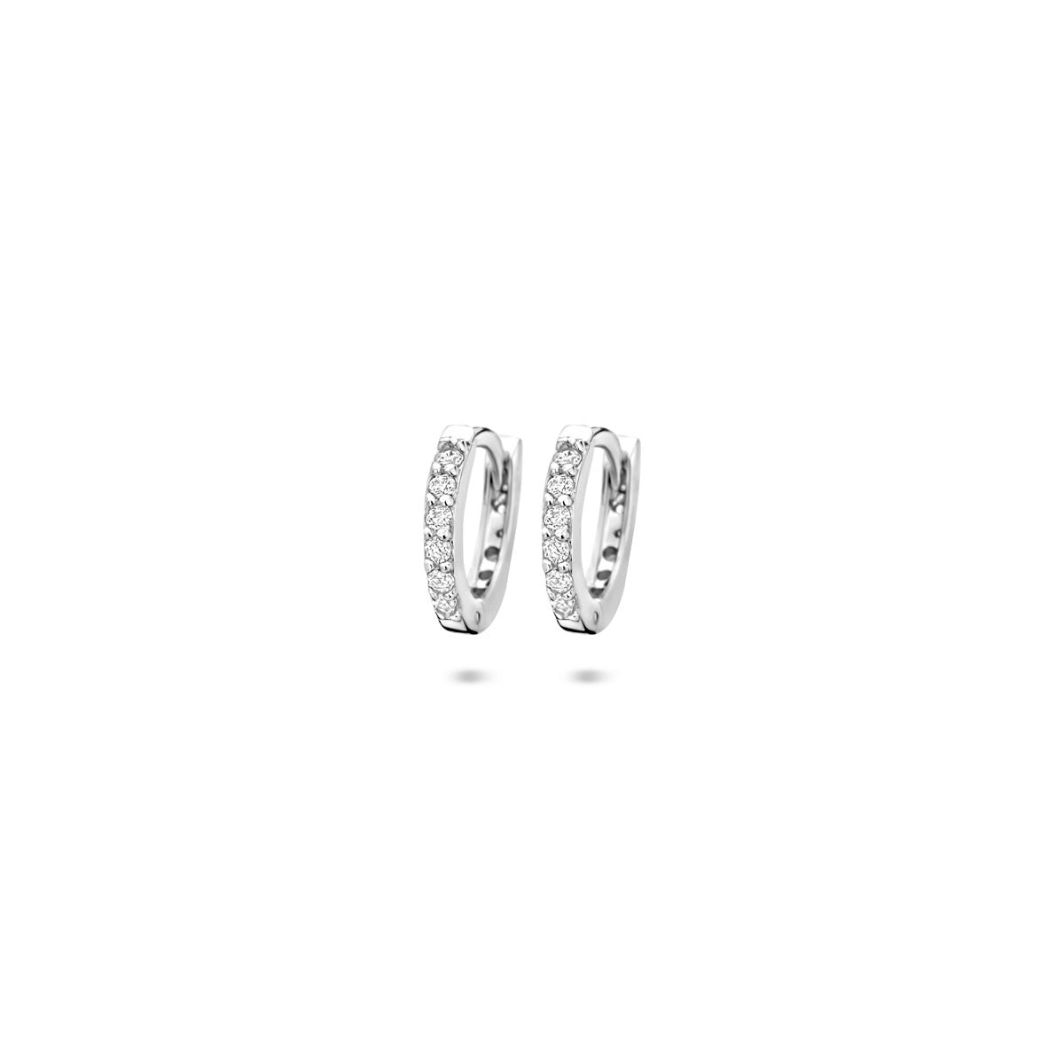 Vooraanzicht van de zilveren klapoorringen met zirkonia in de maat 9,5 mm.