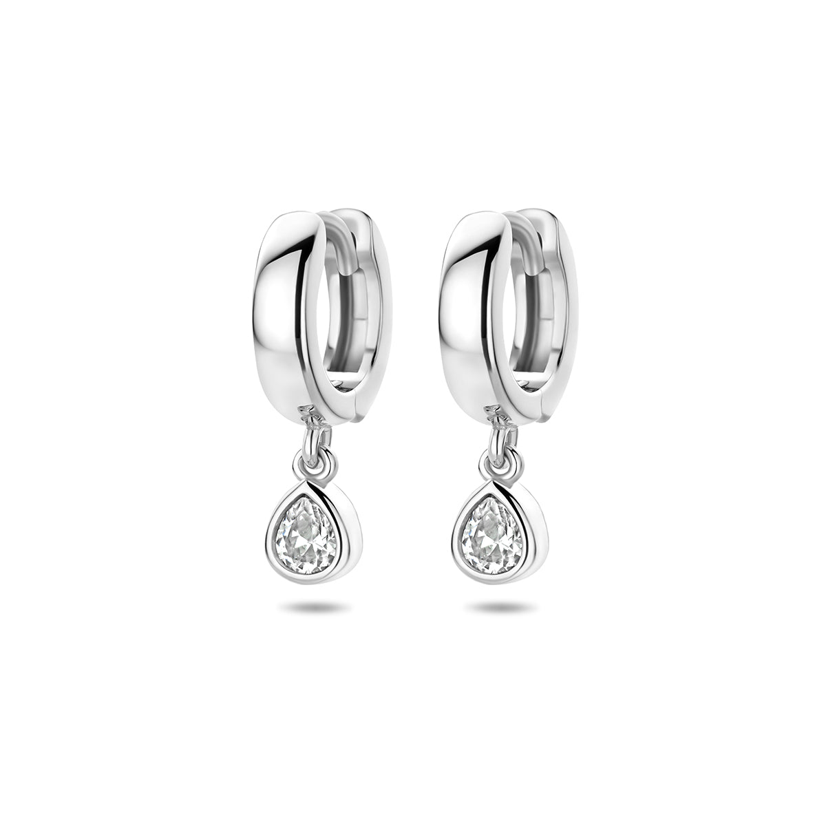 Vooraanzicht van de 925 gerhodineerd zilveren klapoorringen met zirkonia, 18 mm hoog en 4 mm breed.