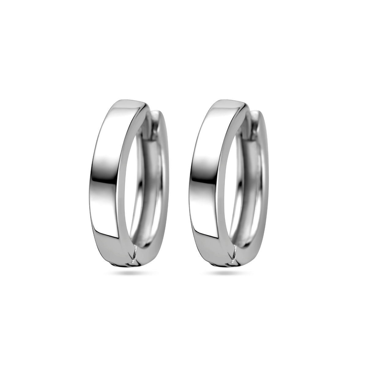 Vooraanzicht van de 925 gerhodineerd zilveren klapoorringen vlak 15 mm, 2,5 mm breed.