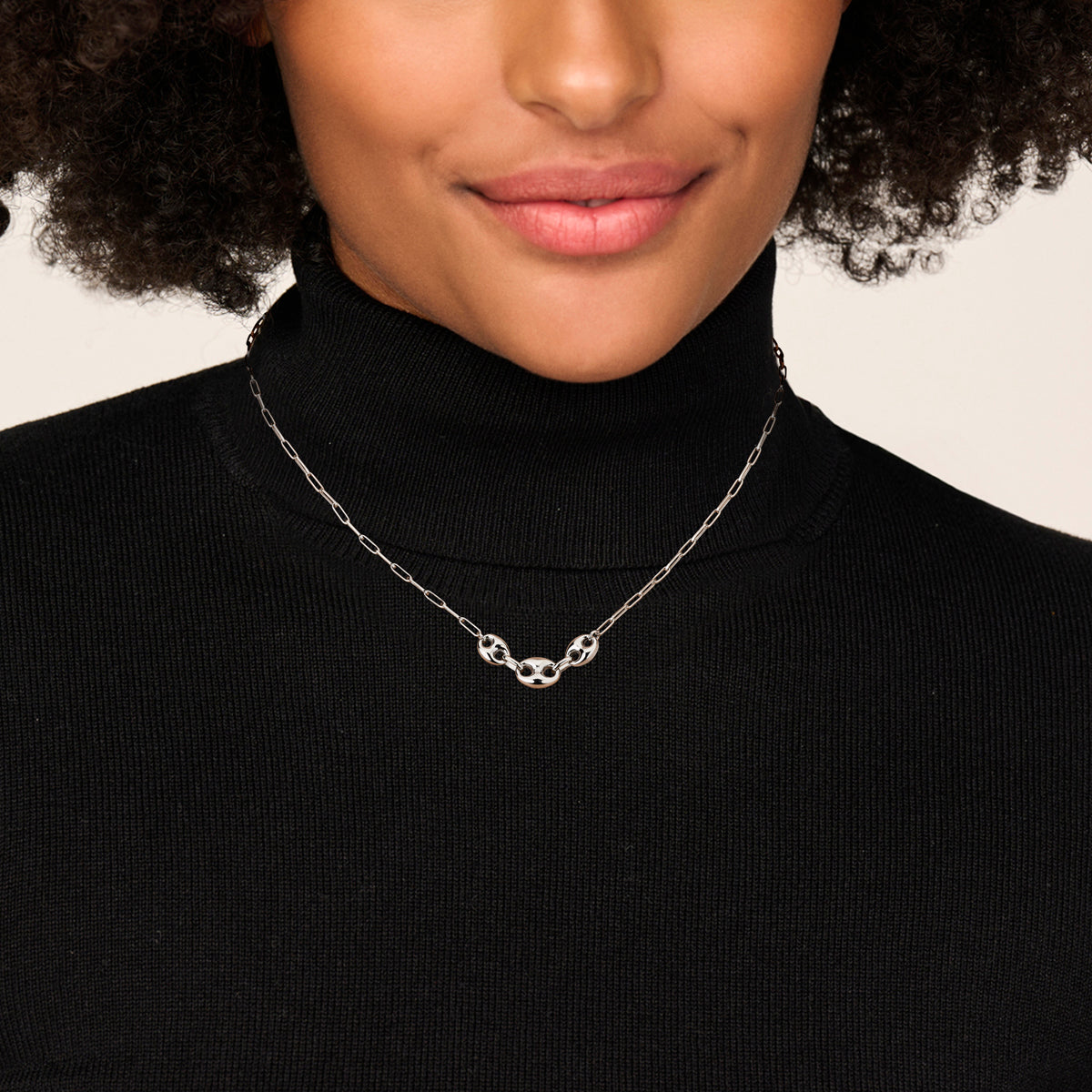 Model draagt de 925 gerhodineerd zilveren koffieboon ketting om de hals.