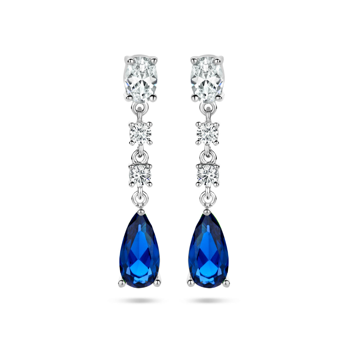 Vooraanzicht van de zilveren oorhangers met blauwe zirkonia.