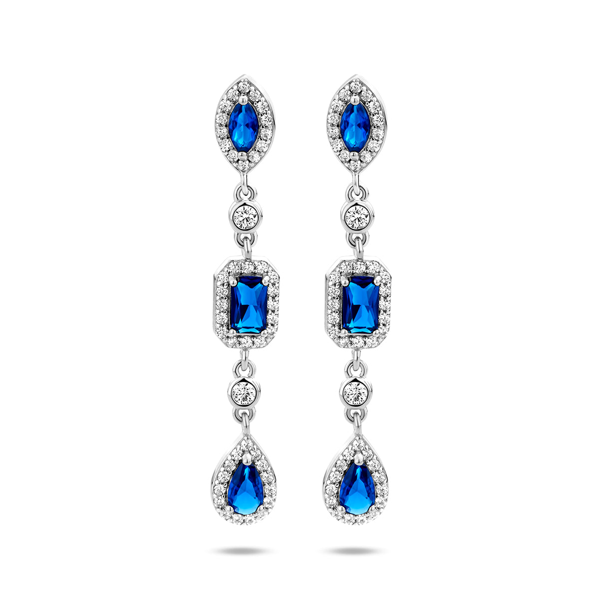 Vooraanzicht van de 925 gerhodineerd zilveren oorhangers met blauwe zirkonia, 39 mm hoog en 5,5 mm breed.