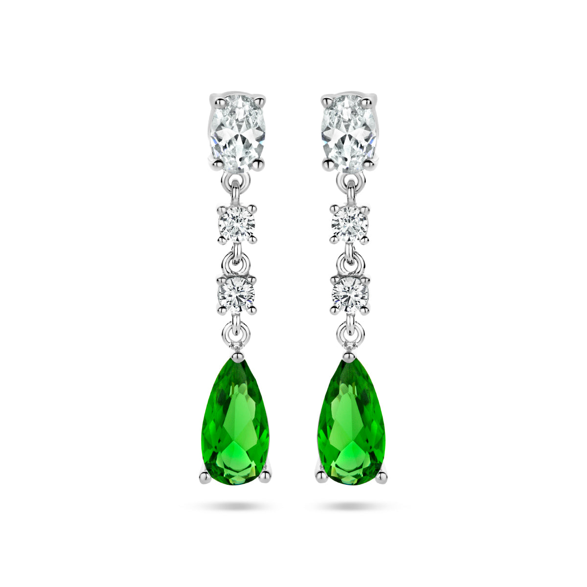 Vooraanzicht van de zilveren oorhangers met groene zirkonia.