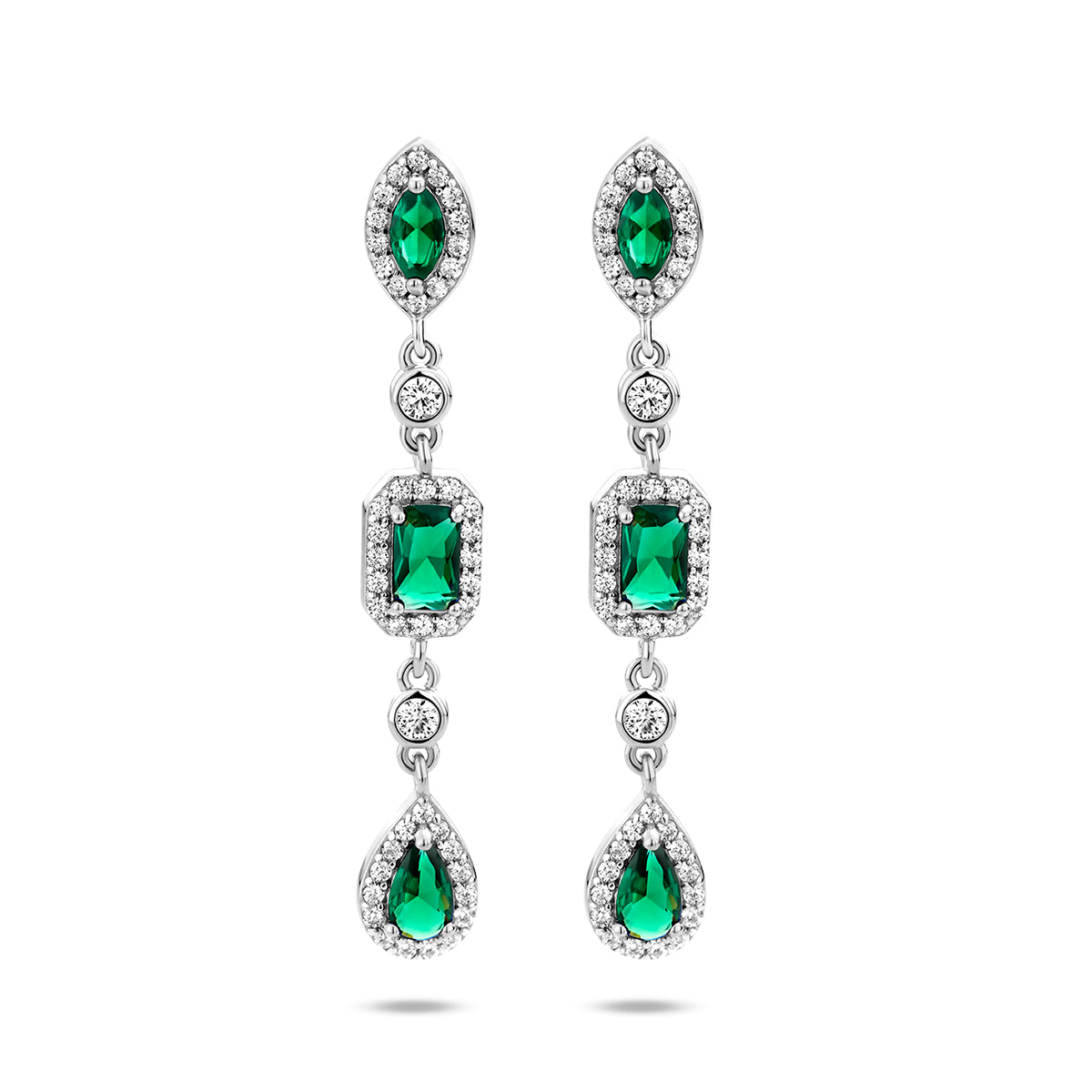 Vooraanzicht van de 925 gerhodineerd zilveren oorhangers met groene zirkonia, 39 mm hoog en 5,5 mm breed.