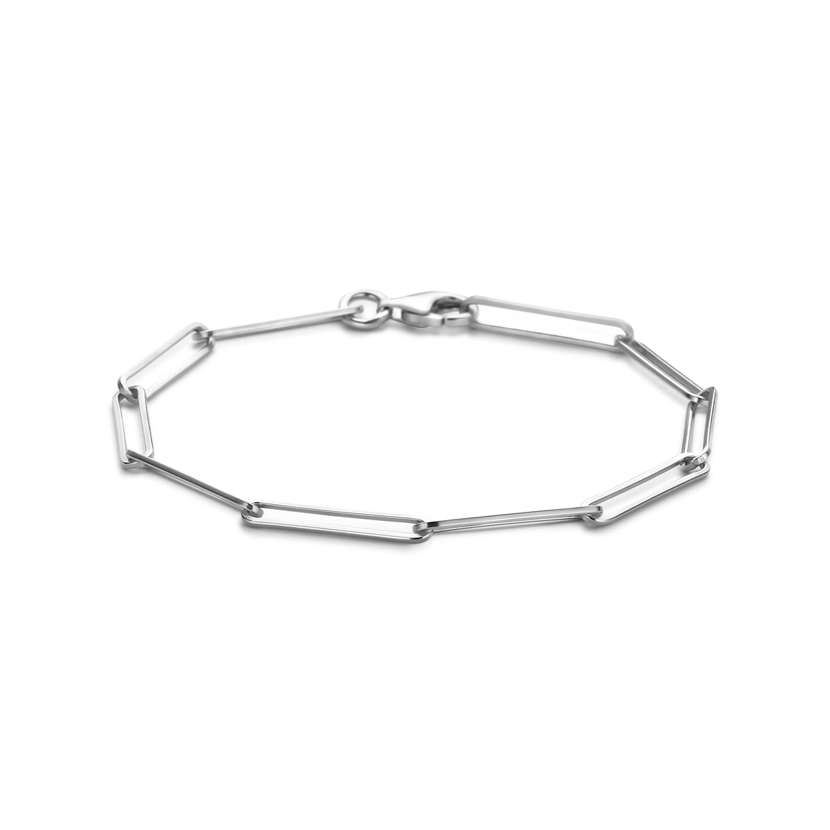 Vooraanzicht van de zilveren paperclip armband.
