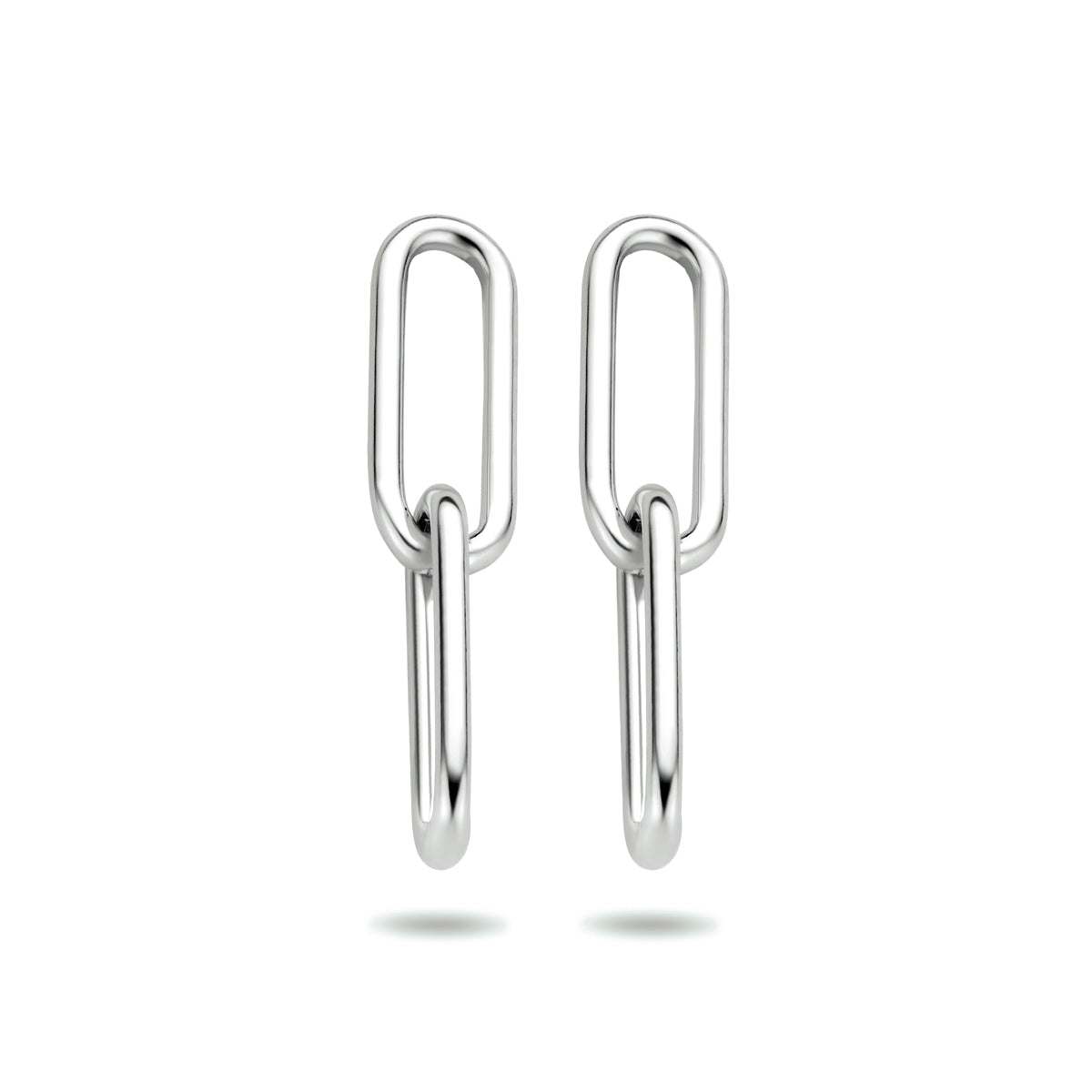 Vooraanzicht van de zilveren paperclip oorhangers.