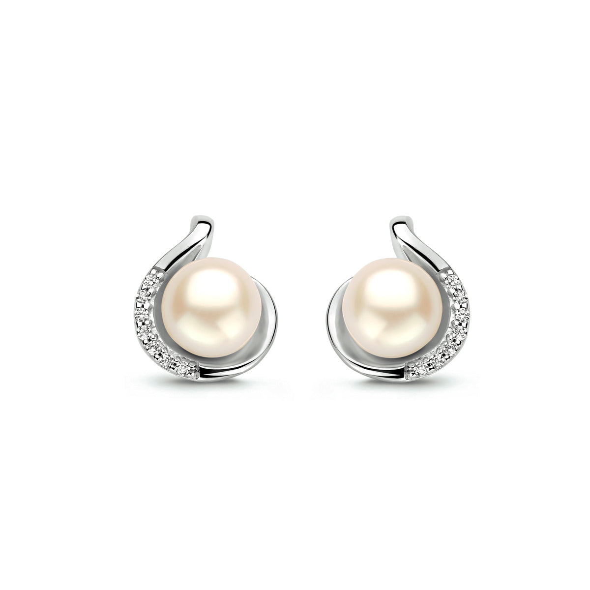 Vooraanzicht van de 925 gerhodineerd zilveren parel oorbellen met zirkonia, 12 mm hoog en 10 mm breed.