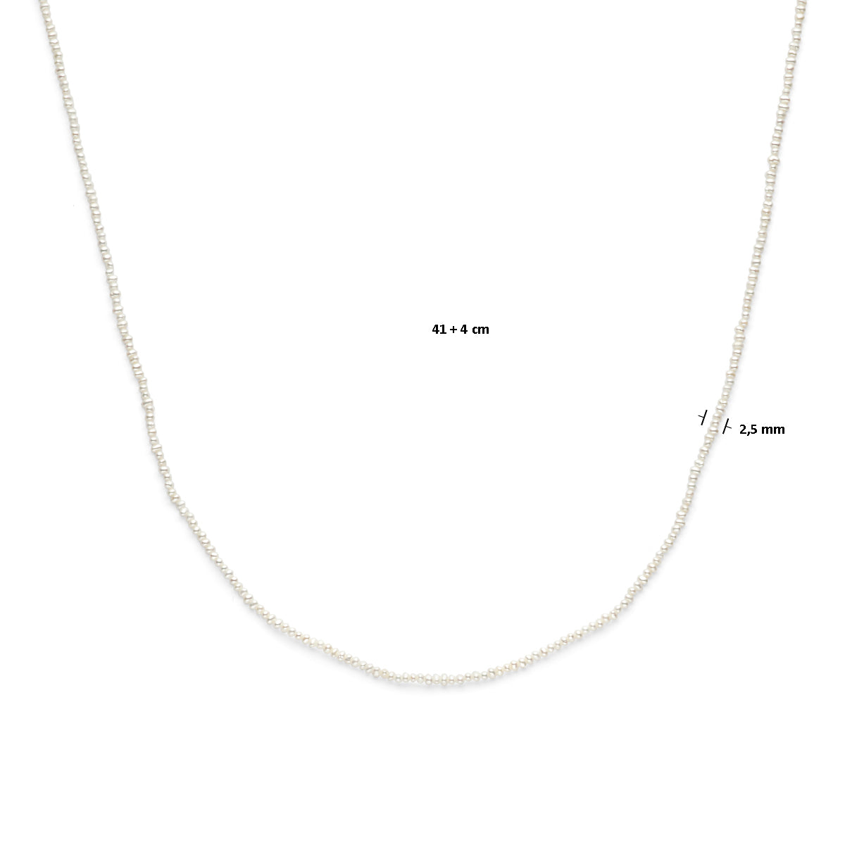 Afmetingen van de zilveren parelketting: 41 tot 45 cm en parels van 2,5 mm.