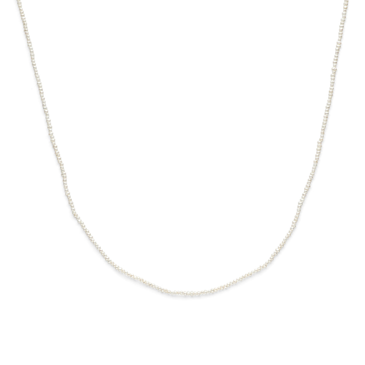 Vooraanzicht van de zilveren parelketting.