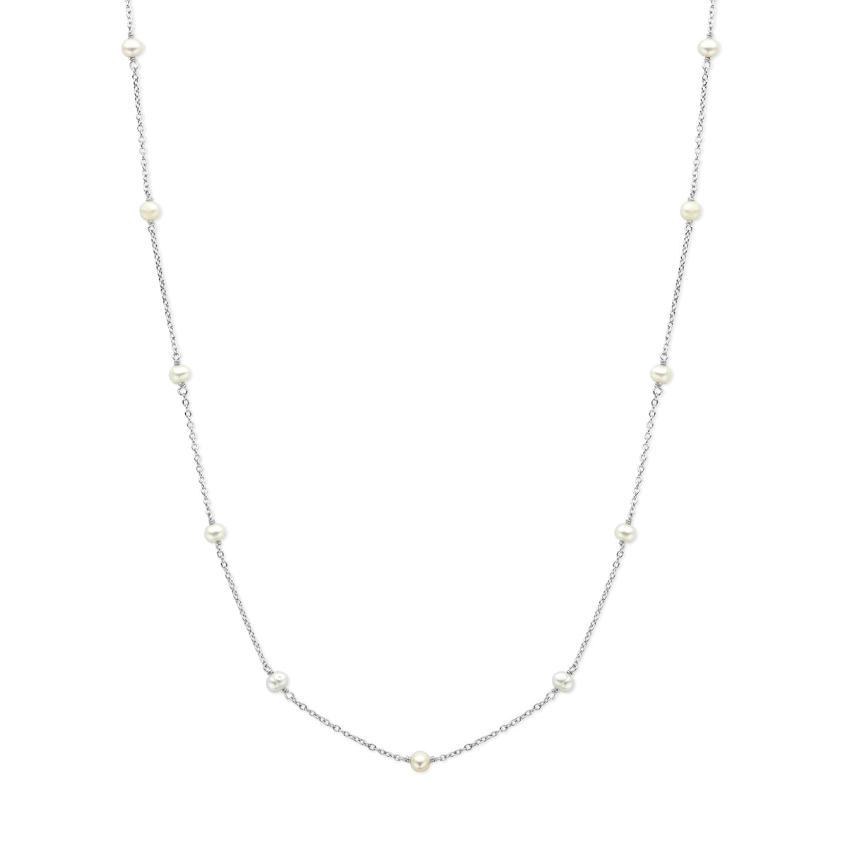 Vooraanzicht van de zilveren parelketting.