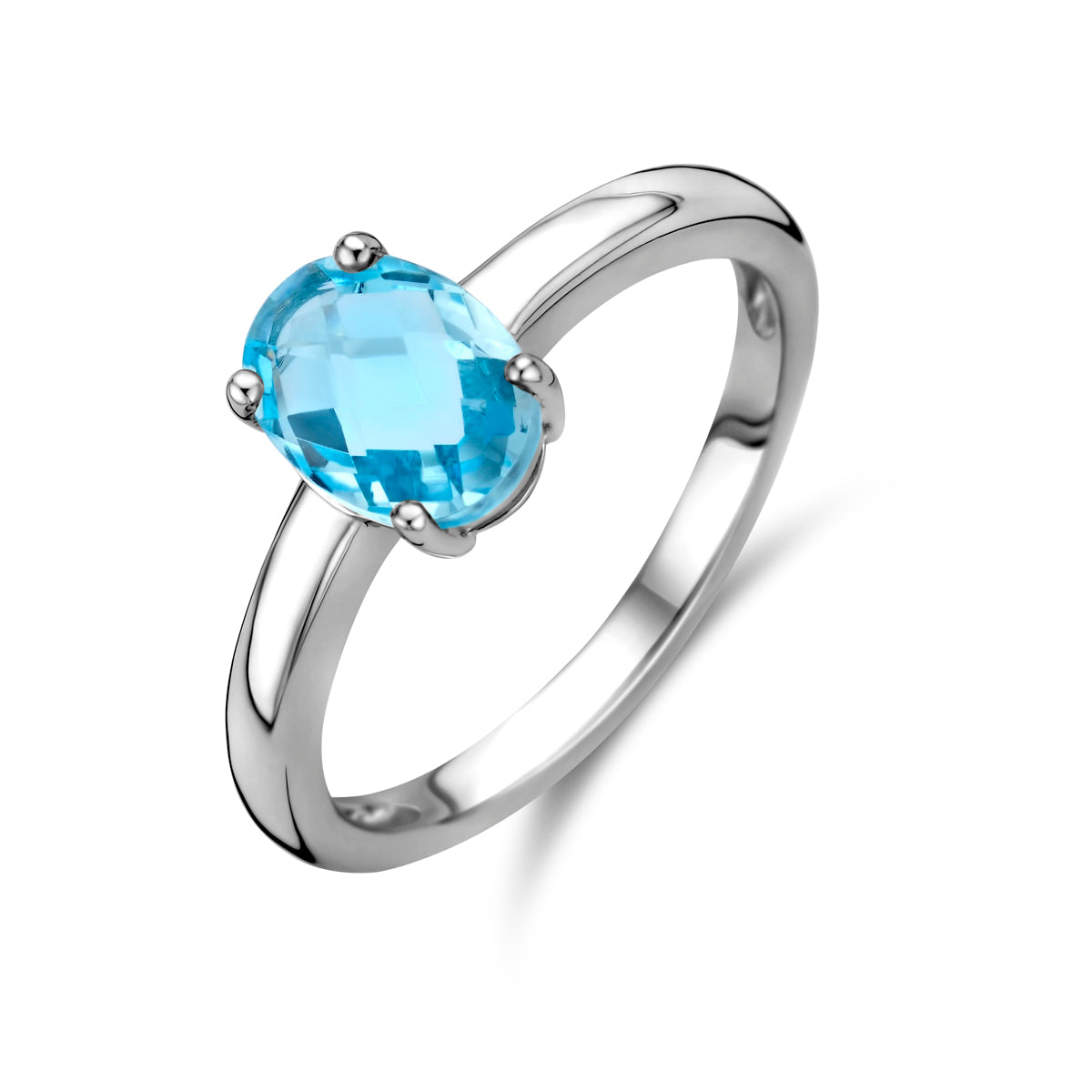 Schuin bovenaanzicht van de zilveren ring met blauwe topaas.