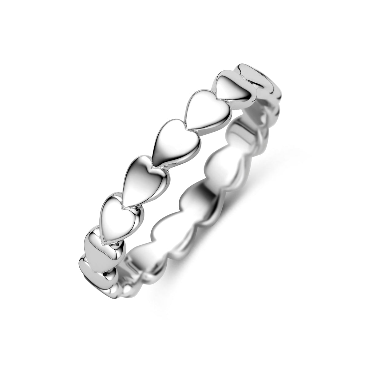 Schuin bovenaanzicht van de zilveren ring met hartjes.