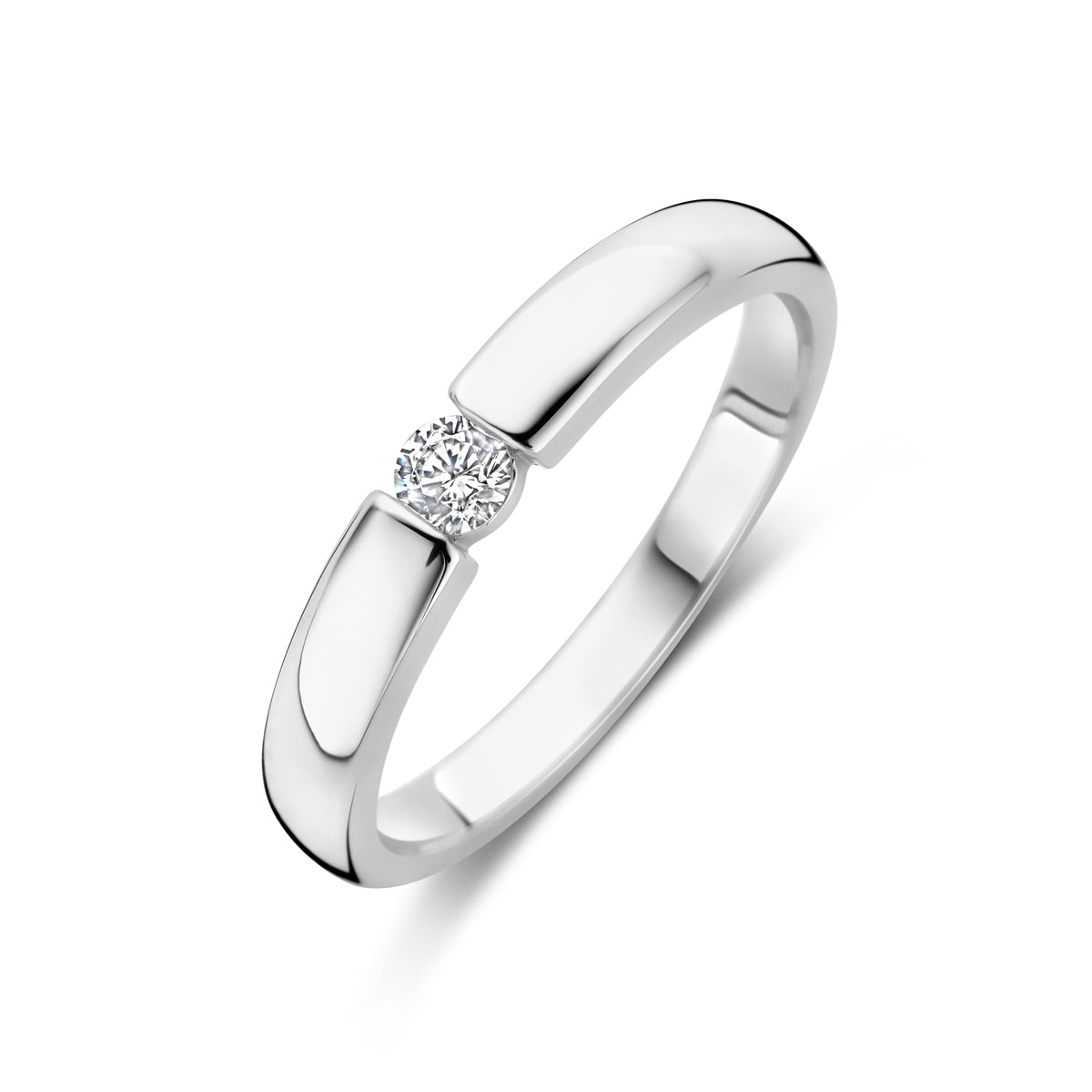 Schuin bovenaanzicht van de zilveren ring met zirkonia.