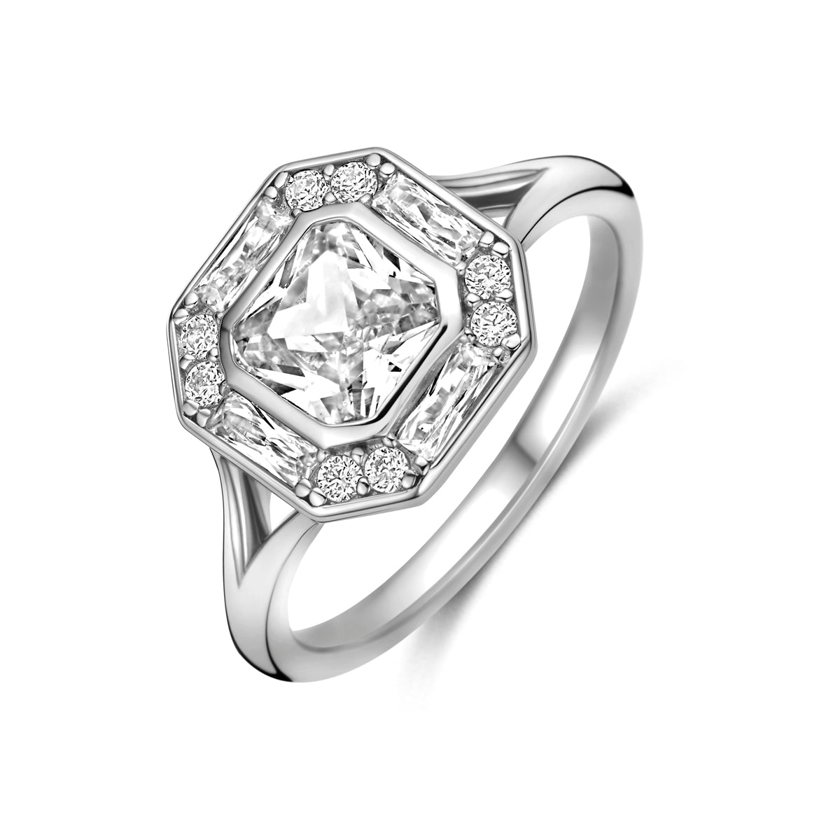 Schuin bovenaanzicht van de zilveren ring met zirkonia.
