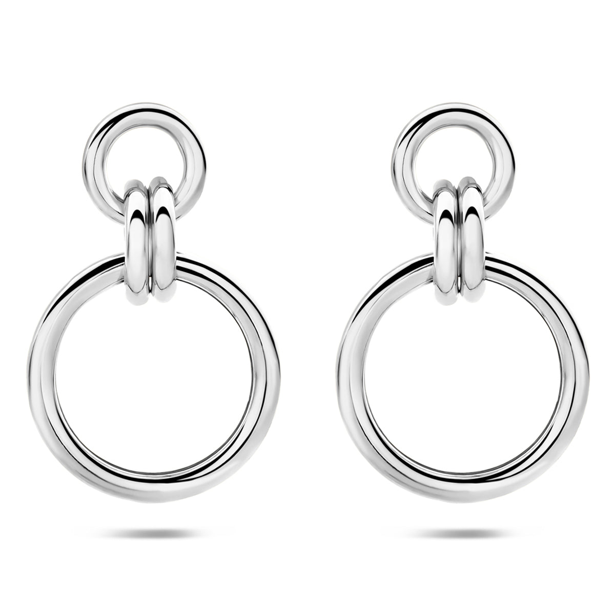 Vooraanzicht van de zilveren ronde oorhangers.