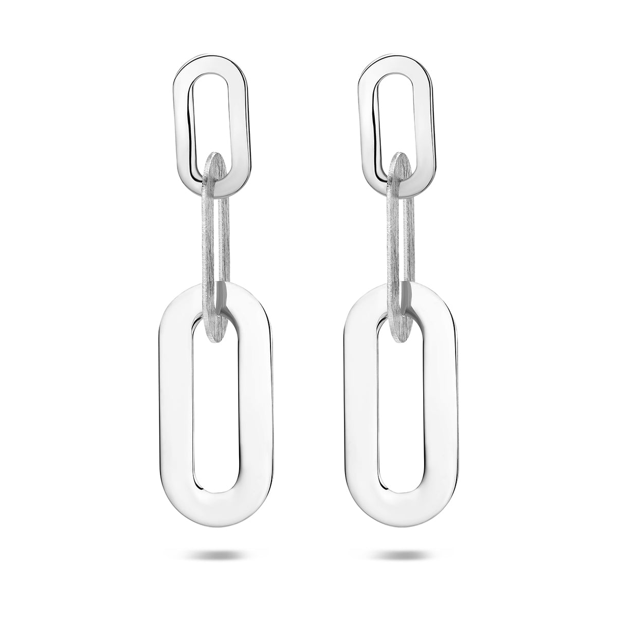 Vooraanzicht van de zilveren schakel oorhangers.