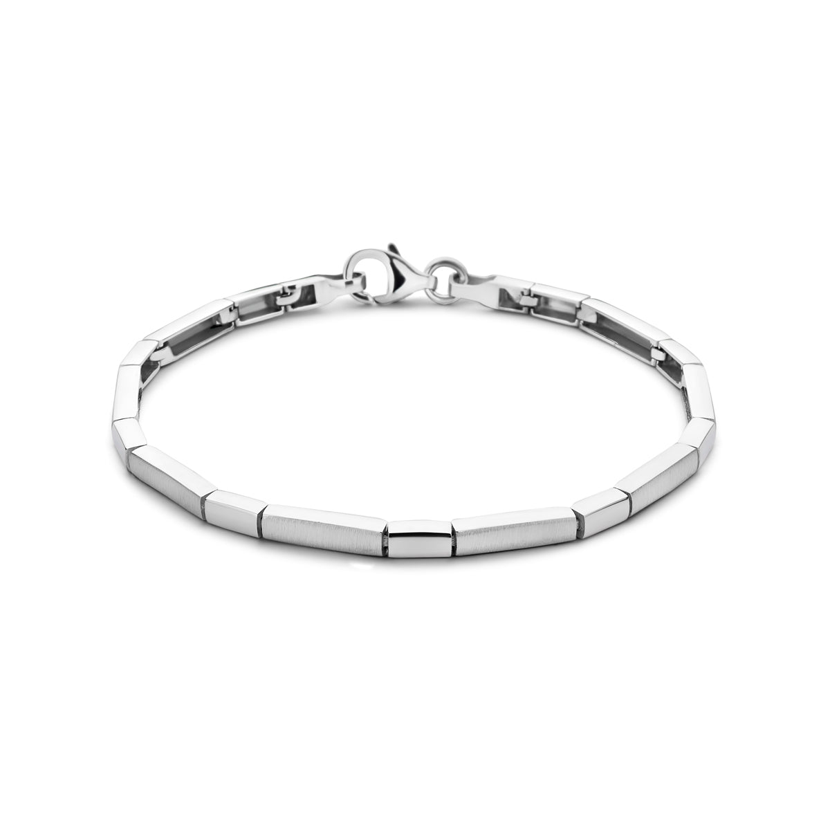 Vooraanzicht van de zilveren schakelarmband deels gematteerd.