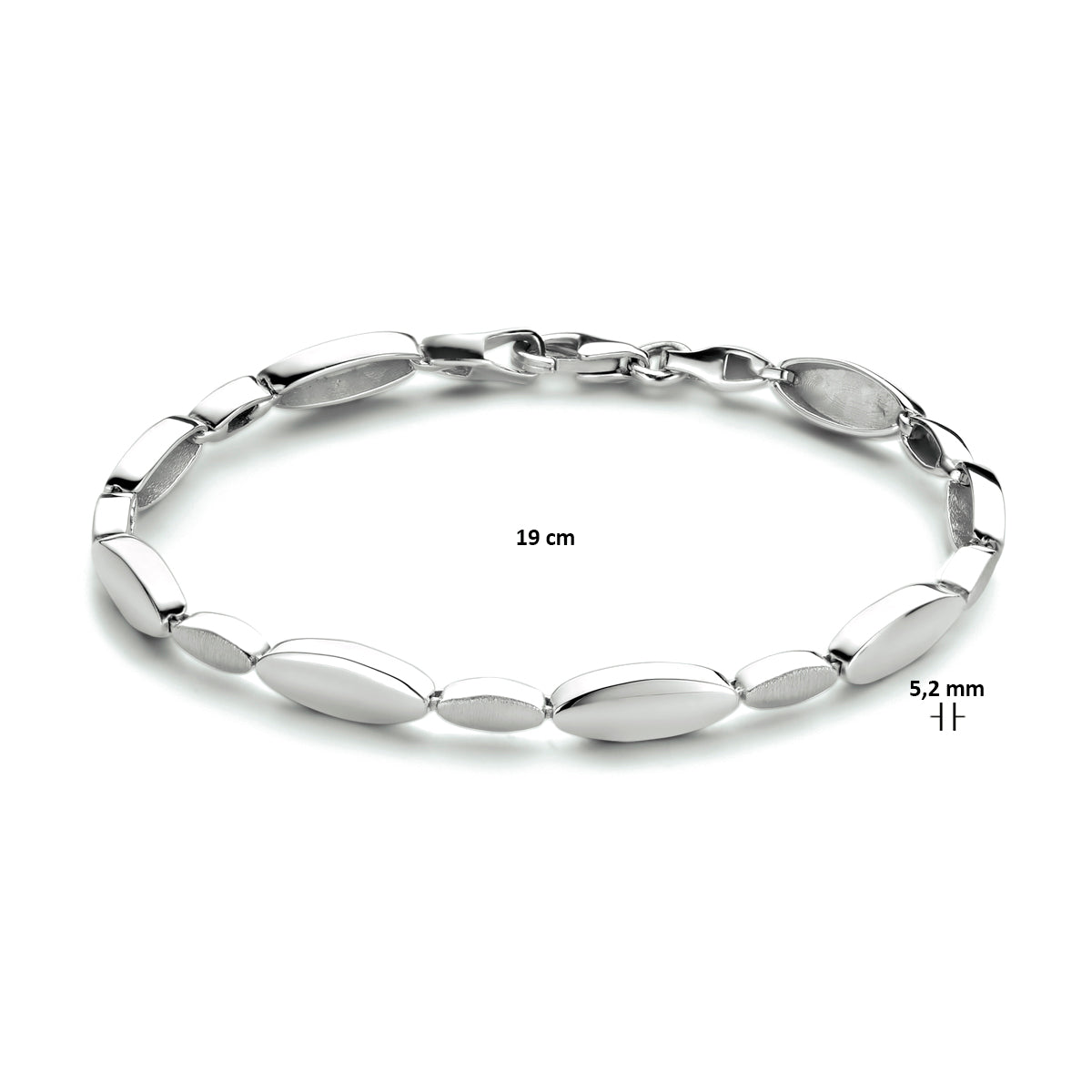 Afmetingen van de zilveren schakelarmband deels mat: 19 cm lang en 5,2 mm breed.