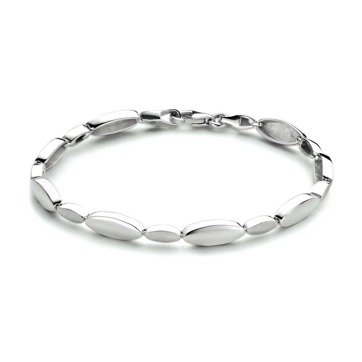 Vooraanzicht van de zilveren schakelarmband deels mat.