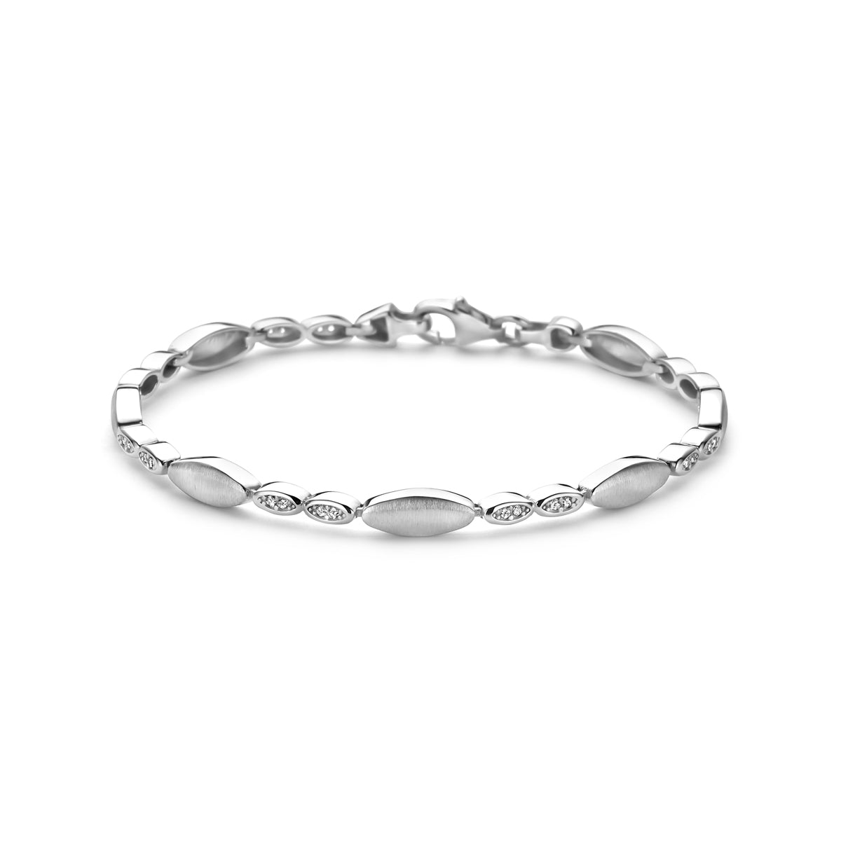 Vooraanzicht van de zilveren schakelarmband met zirkonia.
