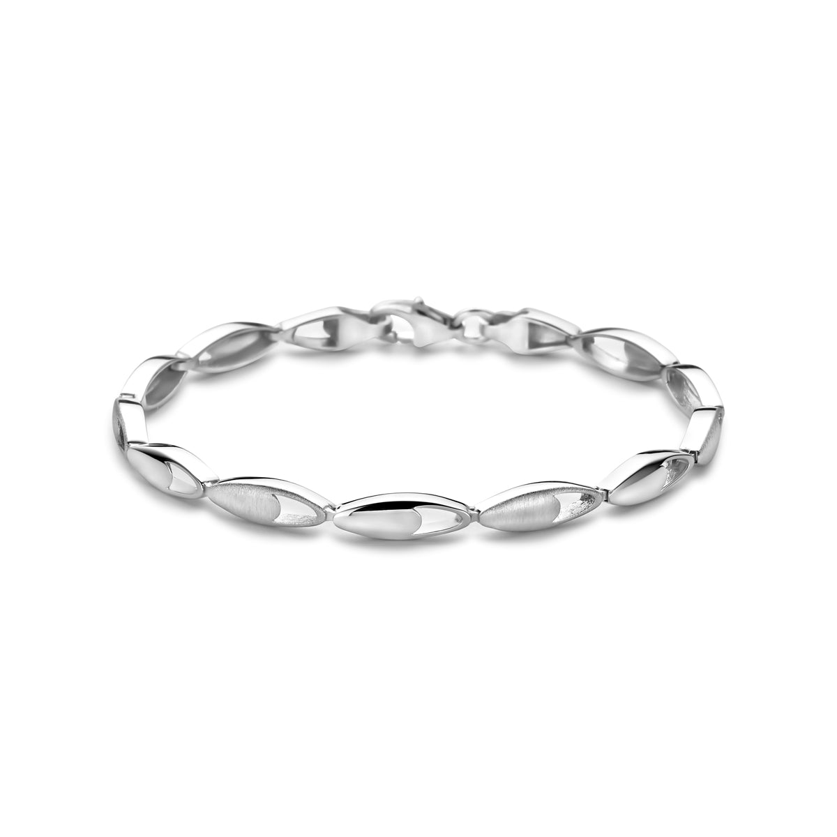 Vooraanzicht van de zilveren schakelarmband.