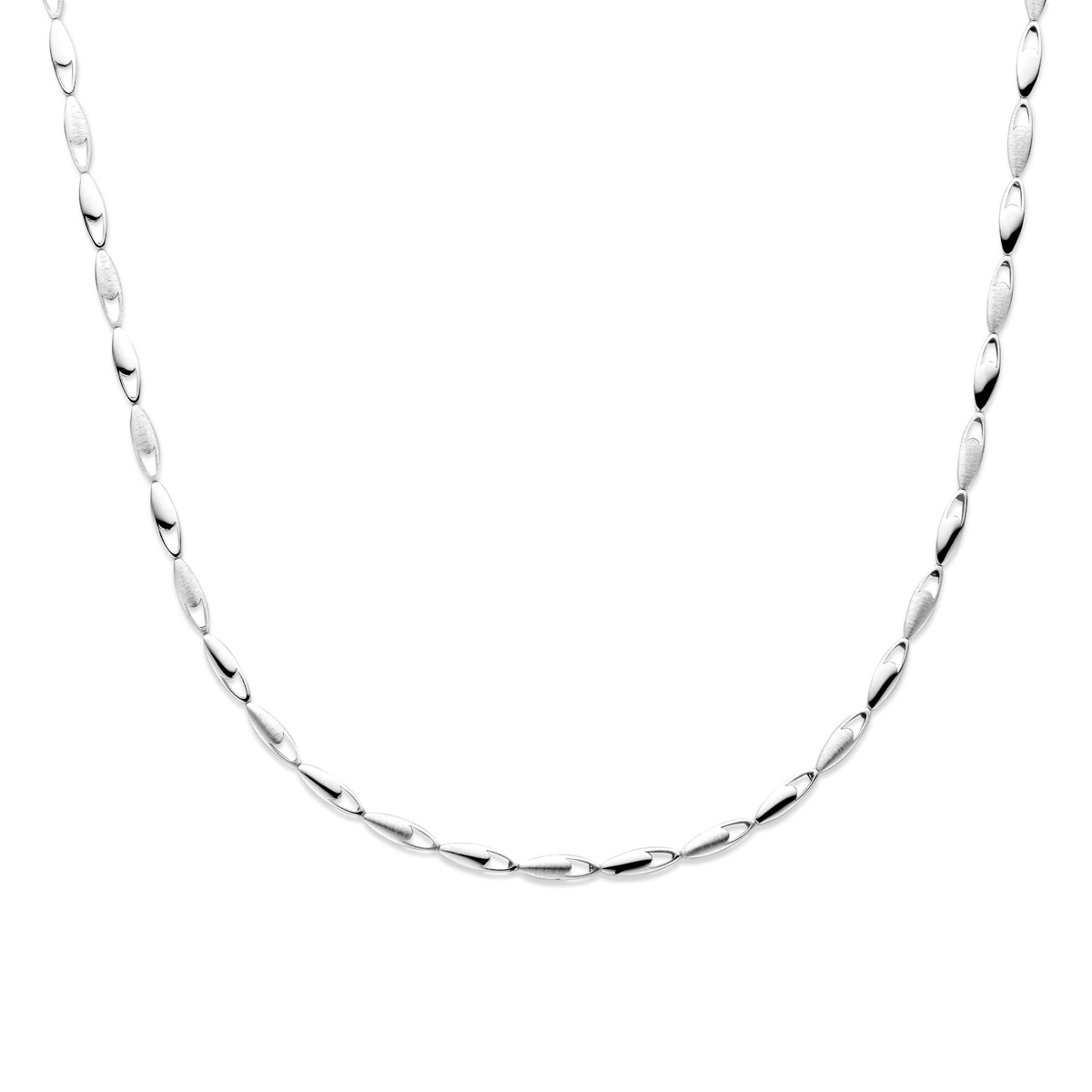Vooraanzicht van de zilveren schakelketting.
