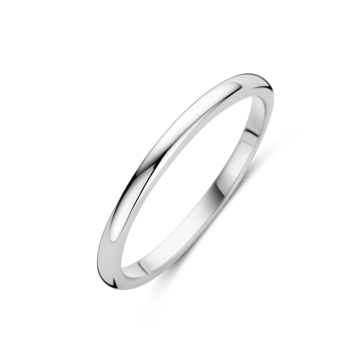 Schuin bovenaanzicht van de zilveren smalle ring.