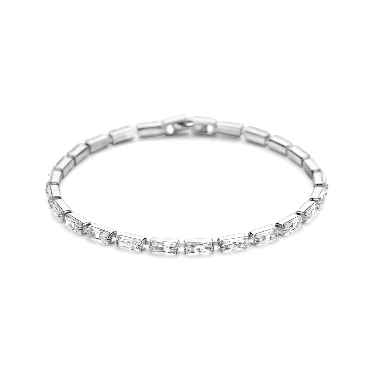 Vooraanzicht van de zilveren tennisarmband met zirkonia.