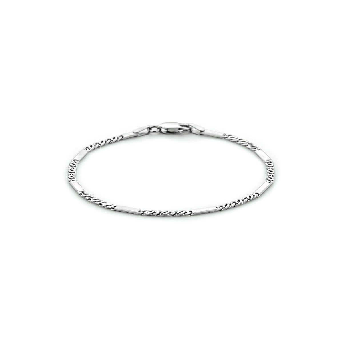 Vooraanzicht van de zilveren valkenoog armband met tussenstuk.
