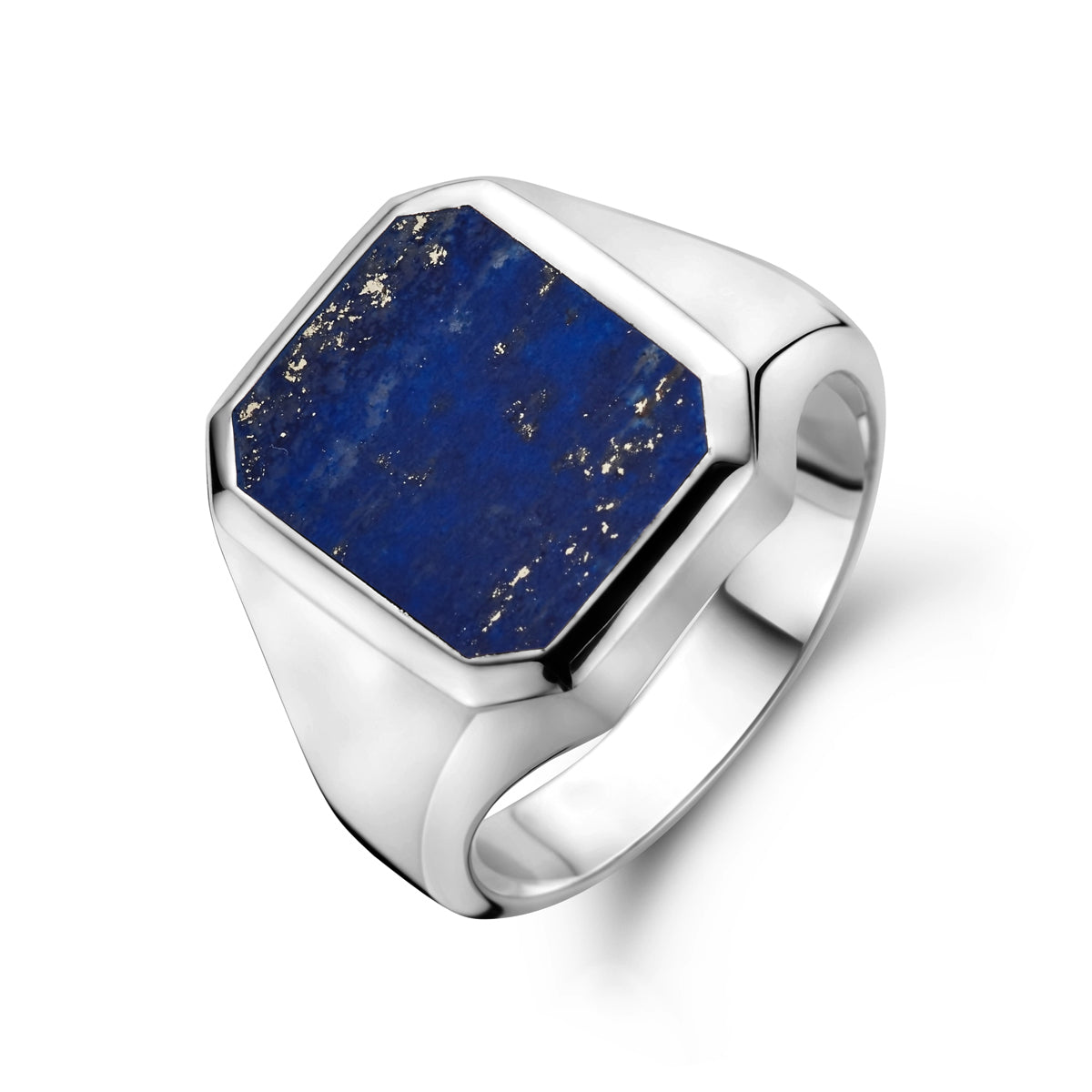 Schuin bovenaanzicht van de 925 gerhodineerd zilveren zegelring met blauwe lapis voor heren, 16 mm breed.