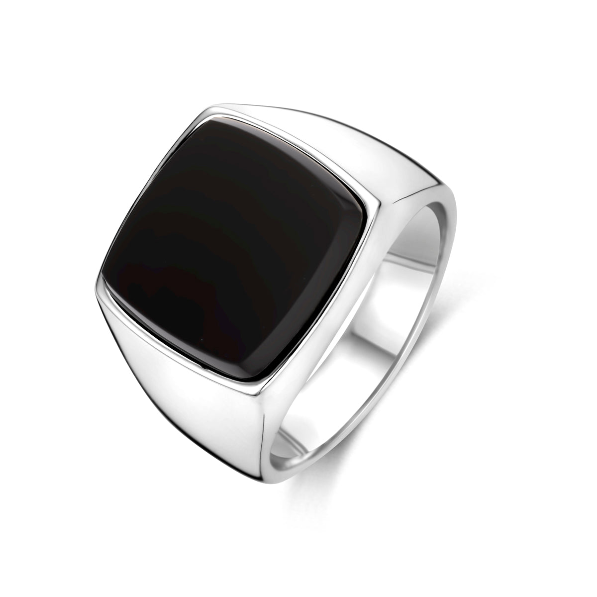 Schuin bovenaanzicht van de 925 gerhodineerd zilveren zegelring met onyx, 16 mm breed.