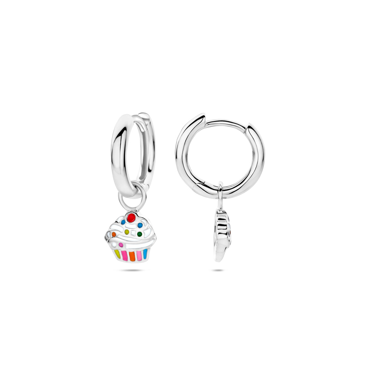 Zijaanzicht van de 925 gerhodineerd zilveren kinderklapoorringen met cupcake hanger (cupcake oorbellen)