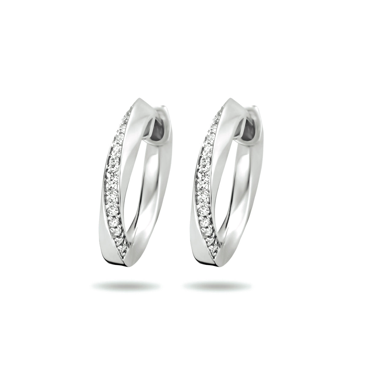 Vooraanzicht van de zilveren oorringen met zirkonia, 16,5 mm.