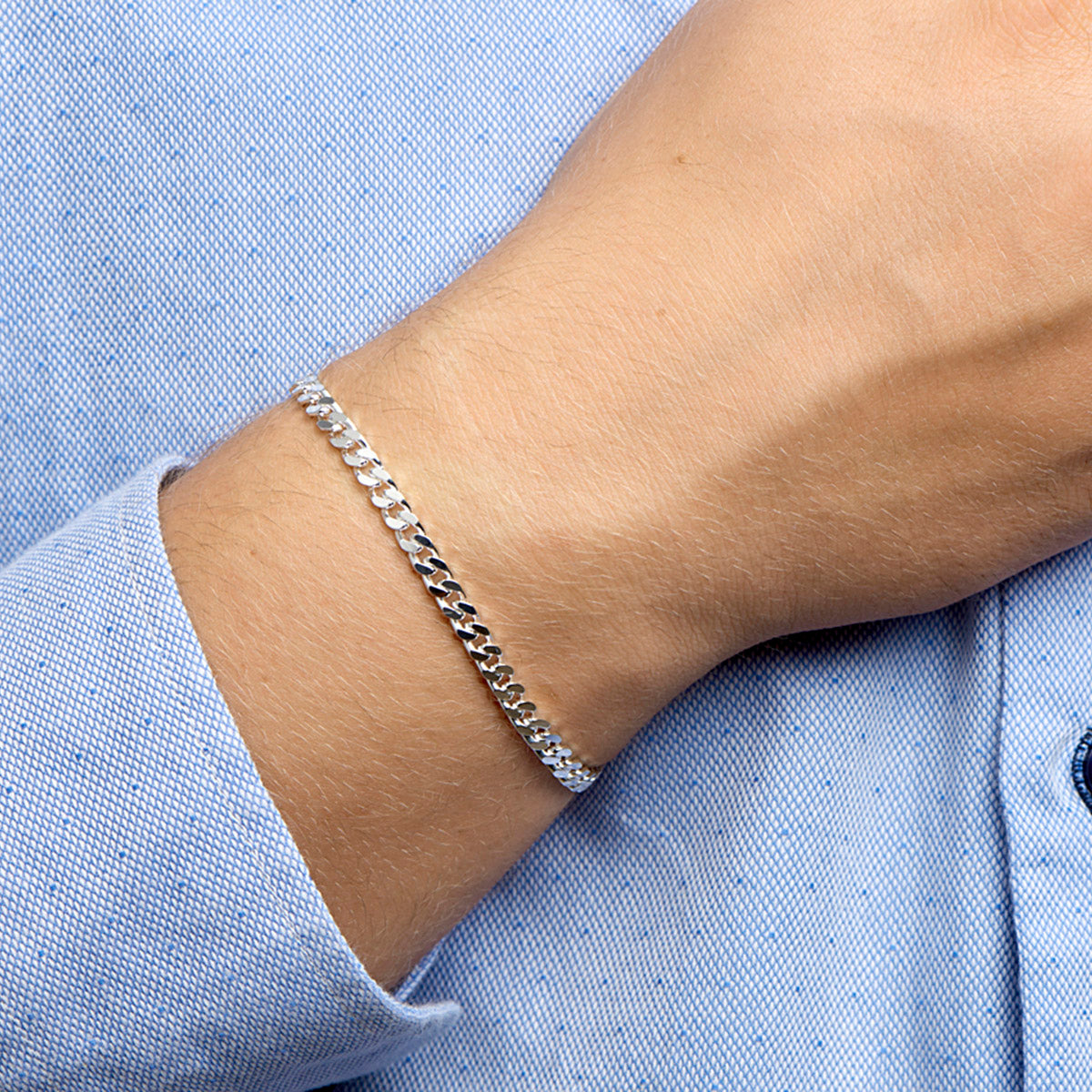 Zilveren gourmet armband heren: model draagt de 925 zilveren 4-zijdig geslepen gourmette armband van 4,2 mm breed, lengte 19 cm