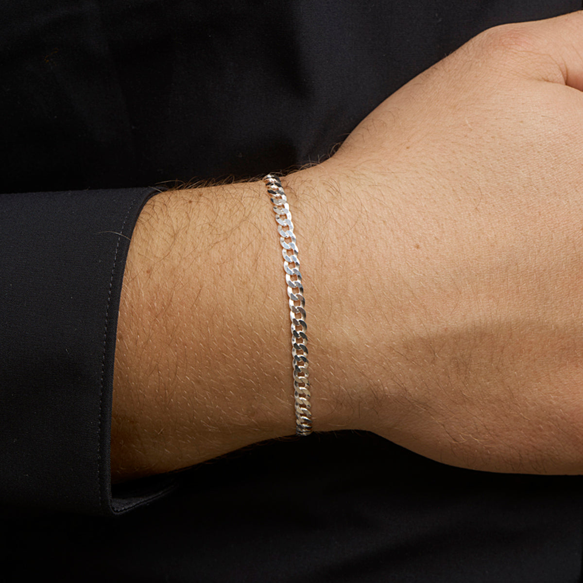 Zilveren gourmet armband heren: model draagt de 925 zilveren 6-zijdig geslepen gourmette armband van 4,3 mm breed, lengte 21 cm
