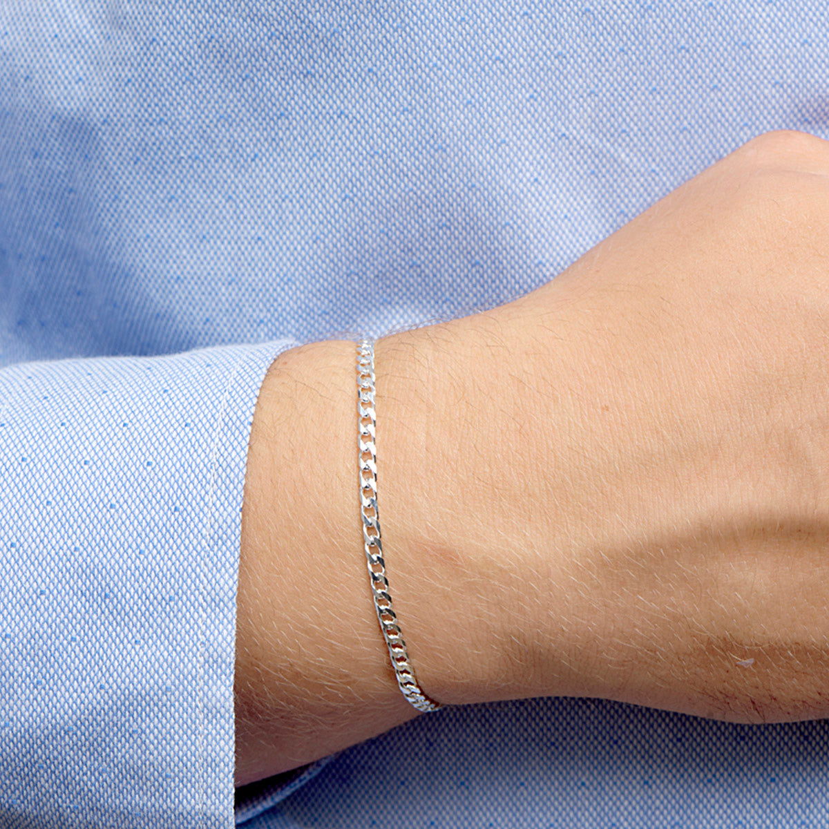 Zilveren gourmet armband: model draagt de 925 zilveren 8-zijdig geslepen gourmette armband van 3,1 mm breed, lengte 18 cm