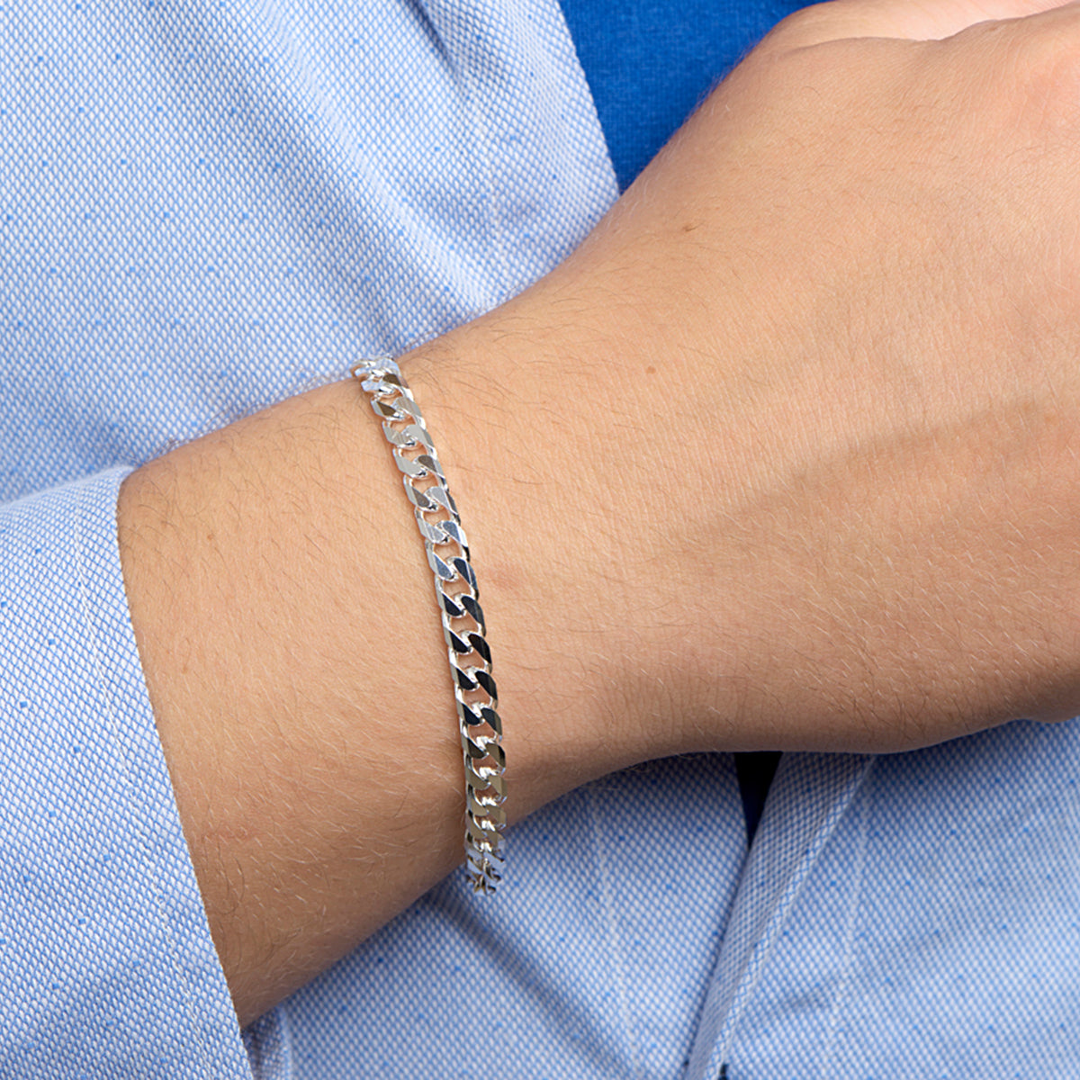 Zilveren gourmet armband heren: model draagt de 925 zilveren 8-zijdig geslepen gourmette armband van 6,0 mm breed, lengte 21 cm