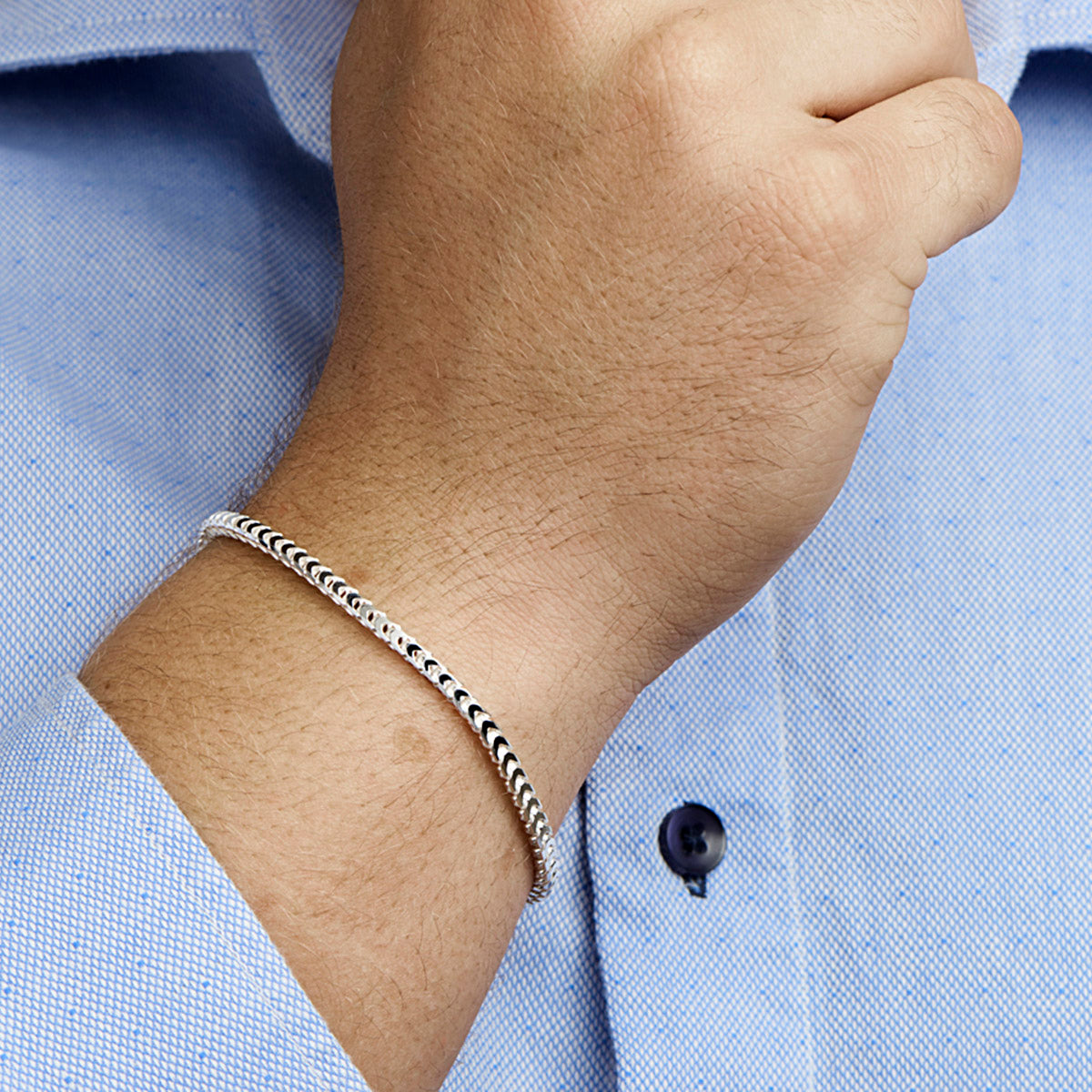 Zilveren gourmet armband heren: model draagt de 925 zilveren gourmette armband van 3,0 mm breed, lengte 21 cm