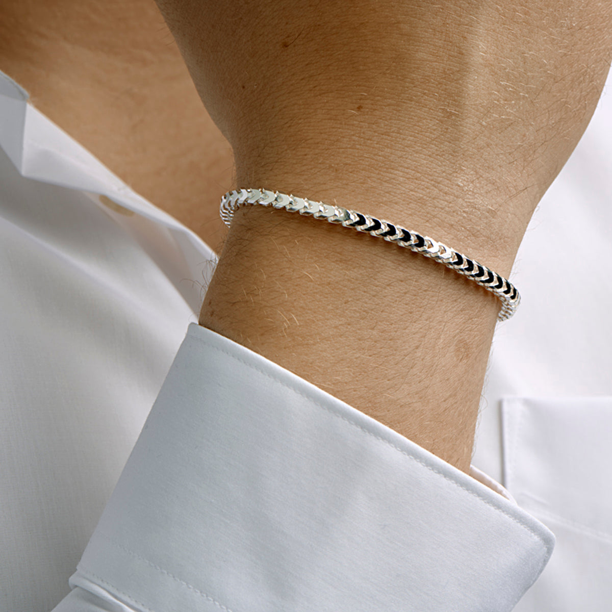 Zilveren gourmet armband heren: model draagt de 925 zilveren gourmette armband van 4,0 mm breed, lengte 21 cm