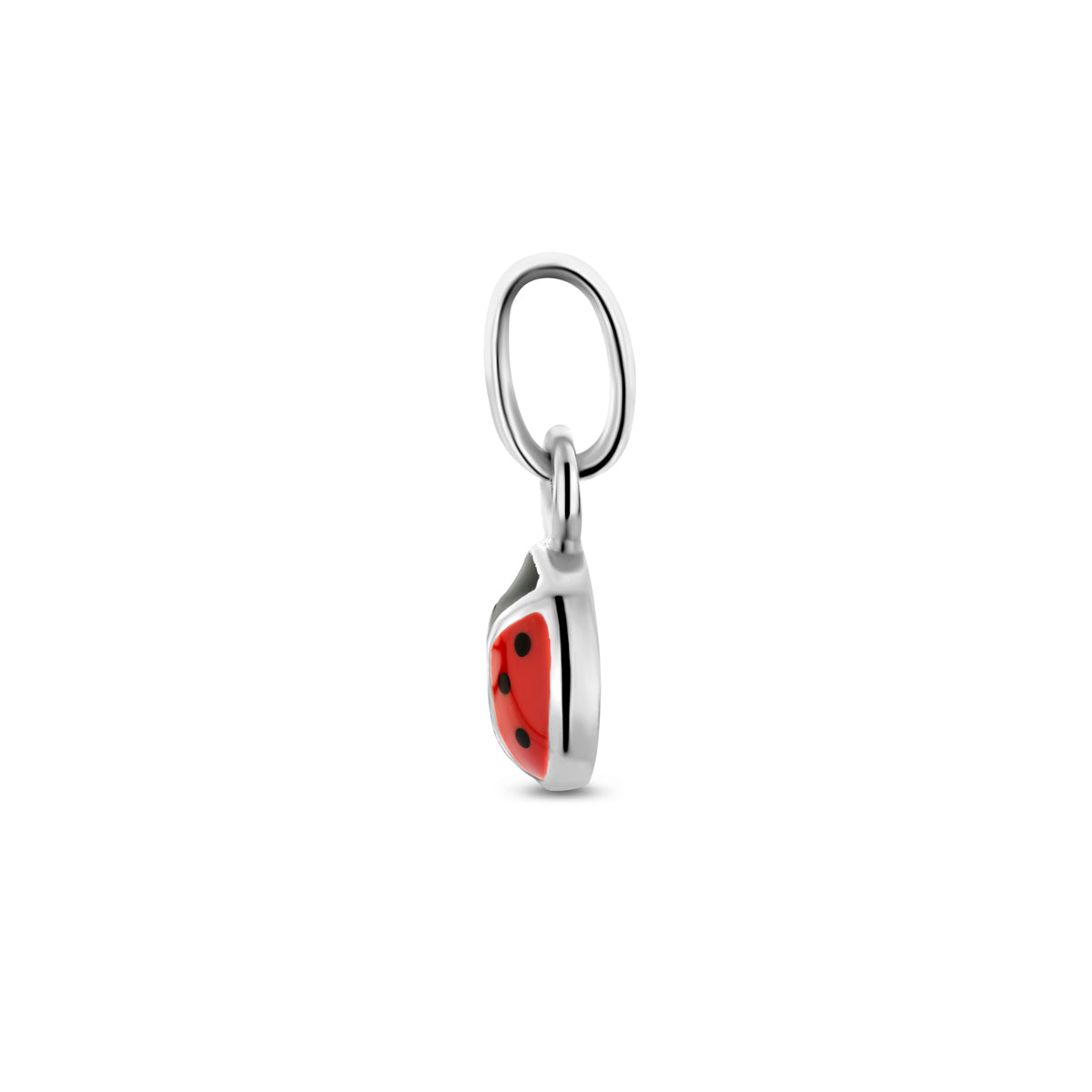 Zijaanzicht van de 925 zilveren emaille lieveheersbeestje hanger, zodat de diepte van de hanger zichtbaar is.