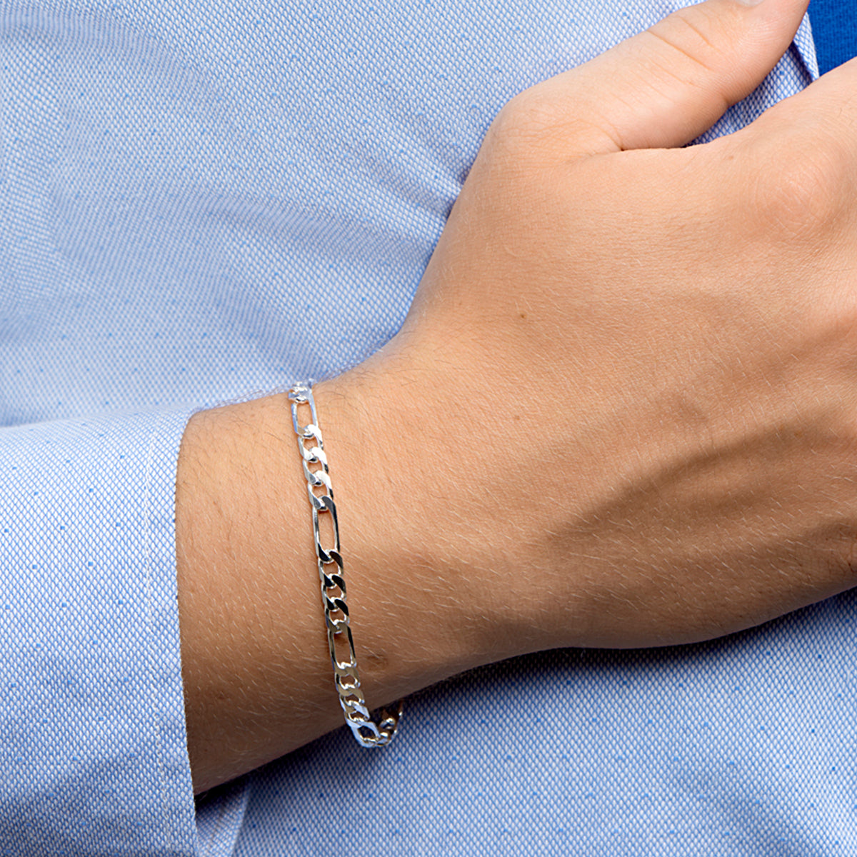 Zilveren figaro armband: model draagt de 925 zilveren figaro armband van 5,1 mm breed, lengte 21 cm