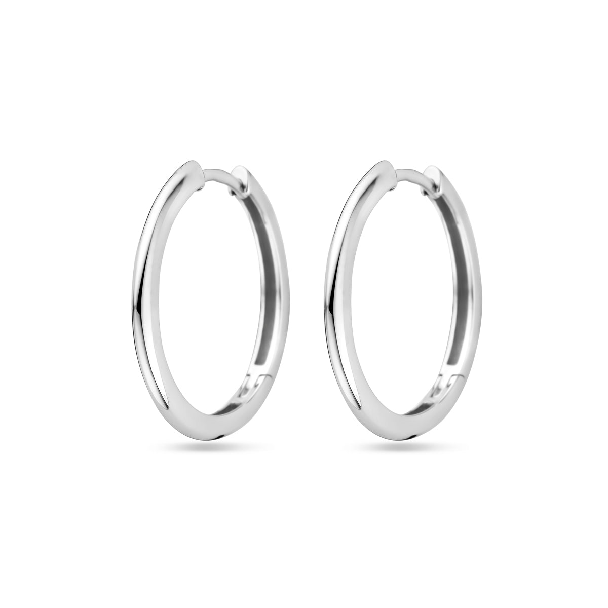 Een paar gerhodineerde 925 zilveren 'Inara' klapoorringen van 22 mm met een breedte van 2 mm.