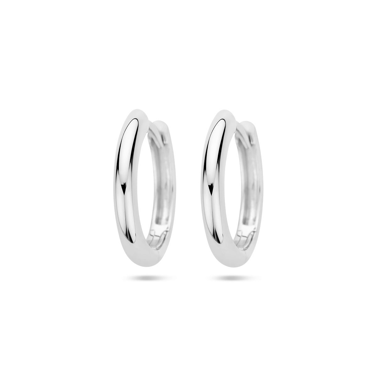 Vooraanzicht van de gerhodineerde 925 zilveren 'Vela' klapoorringen van 16.5 mm met een luxe bolling.