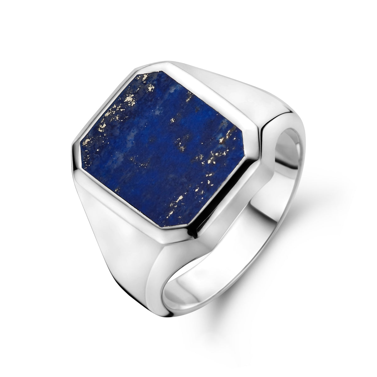 Schuin bovenaanzicht van de 925 zilveren zegelring met blauwe lapis voor heren, 16 mm breed.