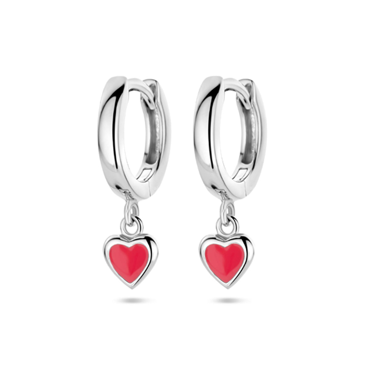 Vooraanzicht van de zilveren kinder creolen met een hangend rood geëmailleerd hartje.