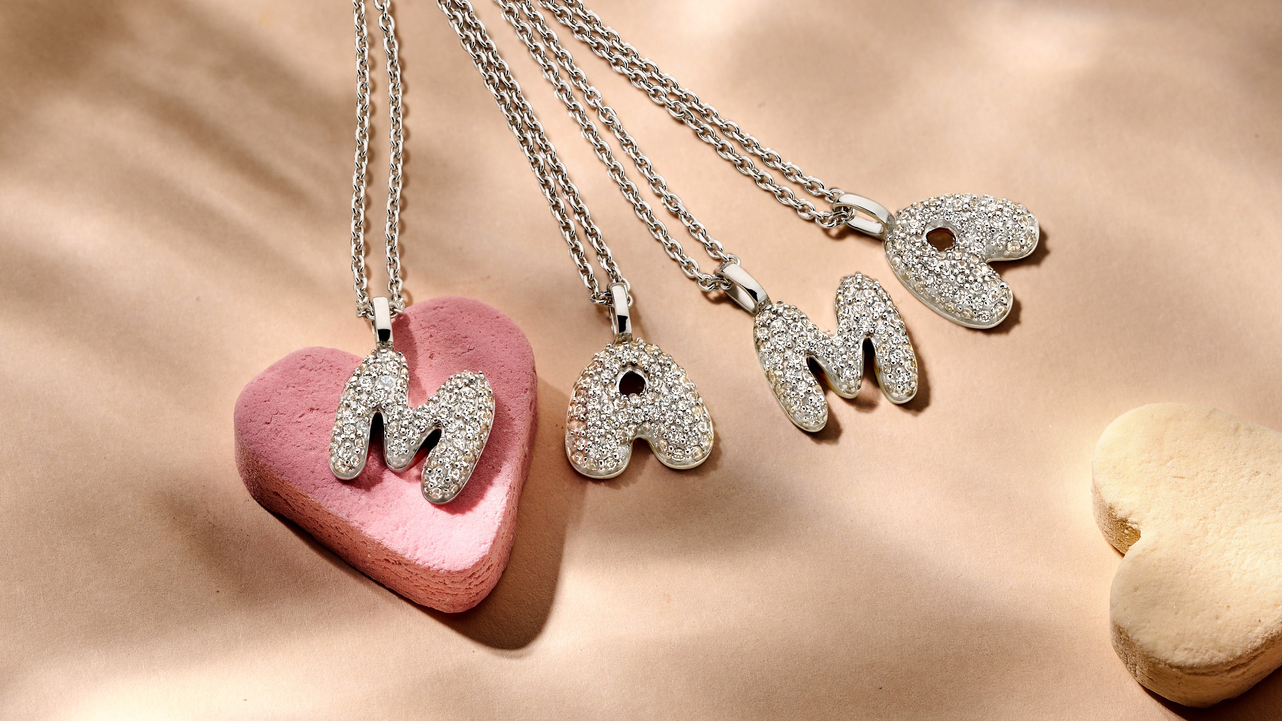 Moederdag banner met zilveren sieraden met zikonia. Ontdek alle moederdag sieraden bij Clary.