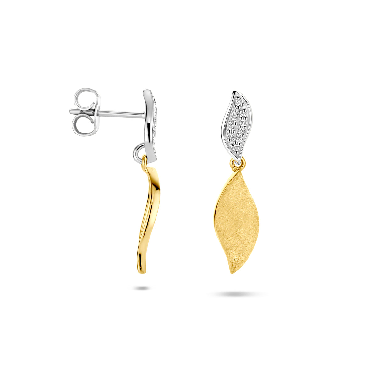 Detailopname van de 'Stria' oorhangers die de matte afwerking en de diamanten zetting toont.