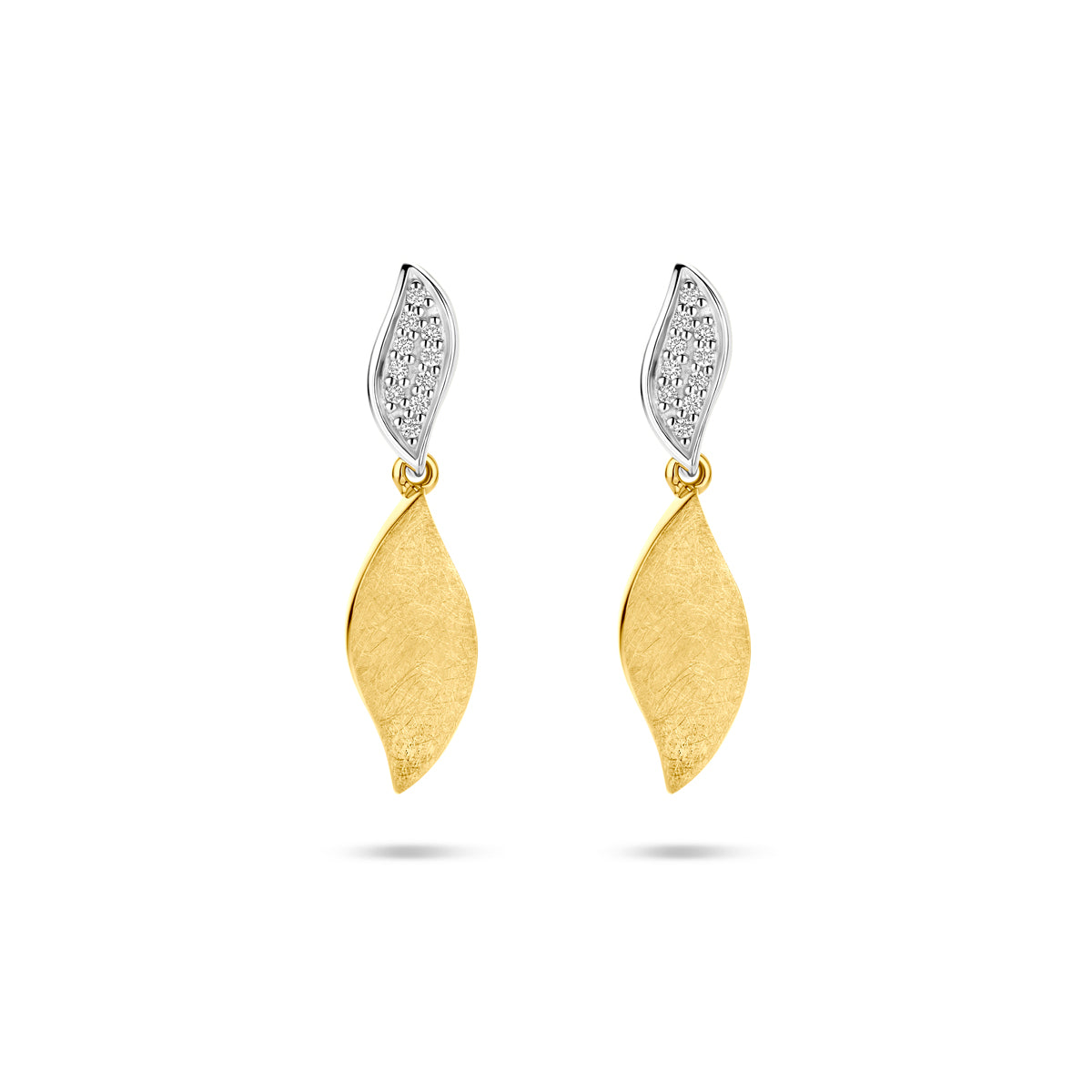 Vooraanzicht van de 14k bicolor gouden oorhangers 'Stria' met 0.06 karaat diamant.